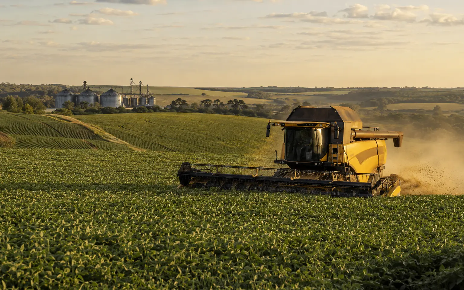 Maquinário agrícola em contexto produtivo rural